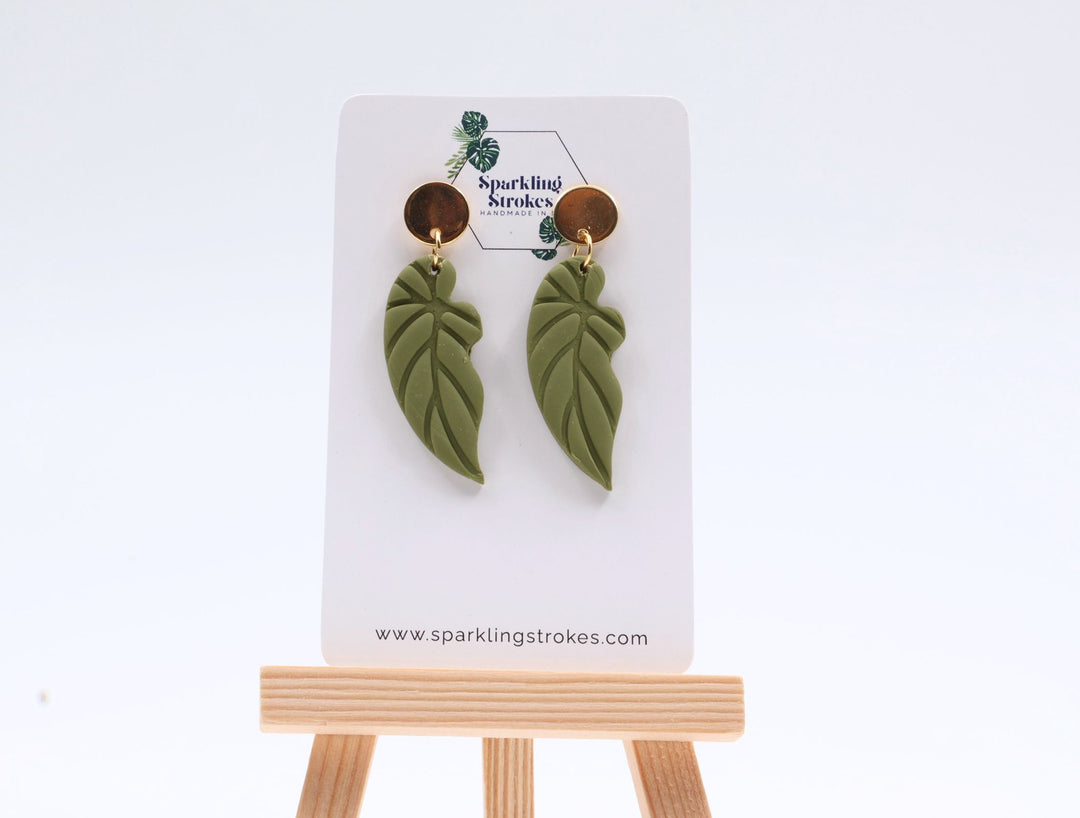 Leaf-Shaped Dangle Earrings – Elegant Nature-Inspired Design